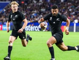 Richie Mo’unga da su veredicto sobre Damian McKenzie y hace una predicción “realmente peligrosa” para su sucesor en los All Blacks